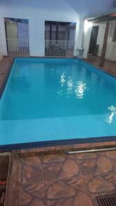 ein großer blauer Pool in einem Gebäude in der Unterkunft Chacara vale do igapó bauru in Bauru + 9 Fotos