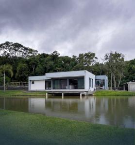 Morro ReuterにあるRefugio na Serraの浸水した庭の真ん中にある家