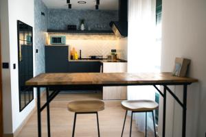 赫雷斯-德拉弗龙特拉El Olivar de Baro的厨房配有木桌和2张凳子 更多28张照片