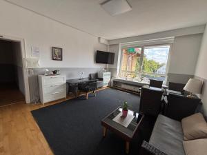 a living room with a couch and a table at Zimmer-Bad-TV-Kühlschrank-16 in Meine