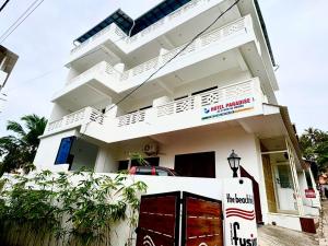 Budova, kde se hotel nachází + 3 fotografie