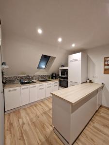 a kitchen with white cabinets and a counter top at Studio del Pueblo in Bechtsrieth