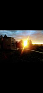 a sunset with the sun setting in the sky at Turco in Villa Giardino