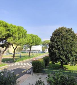 vistas a una calle con un árbol y una carretera en Balconi sul Verde, en Pescantina