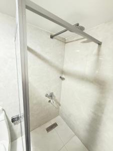 ワディ・ラムにあるLMA Rum Luxury Campのバスルーム(シャワーブース、トイレ付)