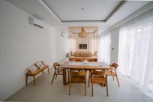 Χώρος καθιστικού στο Nyuh Lengkong Beachfront Boho-Chic Villa with Private Jacuzzi