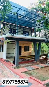 Το κτήριο όπου στεγάζεται  το δωμάτιο σε οικογενειακή κατοικία