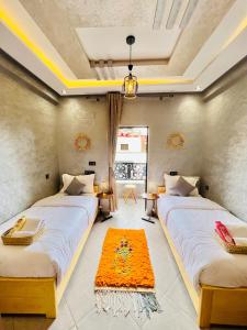 依索安Tadinga Surf House的一间带两张床的卧室和地毯