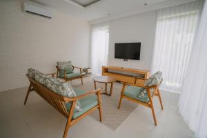 Μια τηλεόραση ή/και κέντρο ψυχαγωγίας στο Nyuh Lengkong Beachfront Boho-Chic Villa with Private Jacuzzi