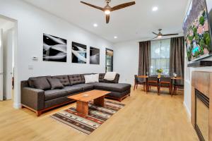 Χώρος καθιστικού στο Fabulous King 2BR-2BA-2Car Legacy Villa near Pool