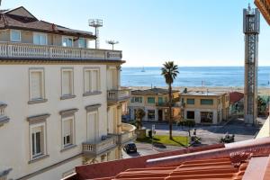 ein Blick auf das Meer von einem Gebäude aus in der Unterkunft Front Beach Apartments - Attic in Viareggio