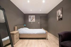 1 dormitorio con cama y espejo en Entertaining Studio, en Wervik