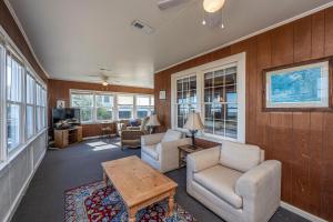 un salon avec deux chaises et une table basse dans l'établissement Tiger's Roost, à Edisto Island