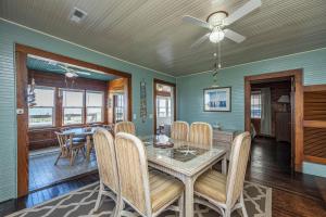 une salle à manger avec une table et des chaises dans l'établissement Tiger's Roost, à Edisto Island