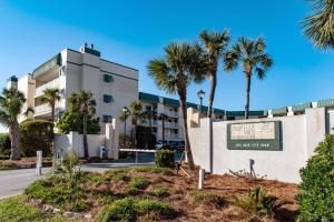 een gebouw met palmbomen voor een gebouw bij 214 Bay Creek Villa in Edisto Beach