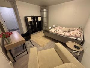 Una pequeña habitación con una cama, una mesa y sillas. en WhiteHouse, peaceful togetherness, en Lehtimäki