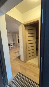 une porte ouverte sur une pièce avec un salon dans l'établissement Palanga Ajerų Apartments, à Palanga