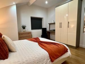a bedroom with a large bed and a television at New 3 Bed Preston City Centre No Parking- Sleeps 8 in Preston