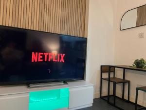 Μια τηλεόραση ή/και κέντρο ψυχαγωγίας στο New Modern 3 Bed En-suites City Centre Apartment - Sleeps 8- Paid Parking Options