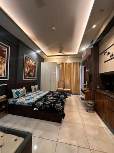 een slaapkamer met een groot bed in een kamer bij Bell Rooms Luxury studio Apartment in Noida