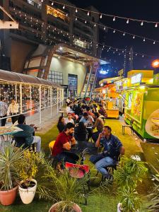 een groep mensen op het gras in een gebouw bij Bell Rooms Luxury studio Apartment in Noida