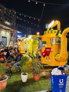 een groep foodtrucks op een foodshow bij Bell Rooms Luxury studio Apartment in Noida