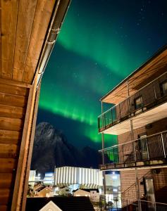Una vista de la aurora desde el balcón de un edificio. en Modern apartment with balcony in the center of Svolvær, en Svolvær