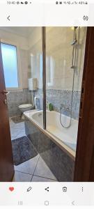 a bathroom with a bath tub and a toilet at La dimora di Gabi in Venice