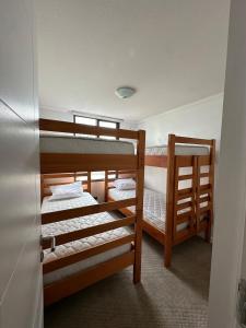 Postel nebo postele na pokoji v ubytování Beach front apartment, + 2 fotografie