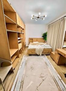 - une chambre avec un lit et un placard dans l'établissement Paradise -Sheikh Zayed Residence, à Sheikh Zayed