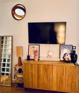 Televisyen dan/atau pusat hiburan di Charming studio Montparnasse Paris