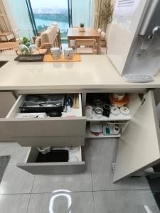 ein Küchenmodell mit offenem Schrank in der Unterkunft MidValley 3BR Lake View-8px with GFloor 2 CP, PetFriendly I Netflix & Coway I Unblock High Floor Fashion High-end Renovations in Johor Bahru + 83 Fotos