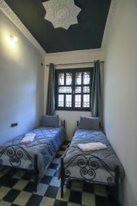 Ένα ή περισσότερα κρεβάτια σε δωμάτιο στο Riad dar Saham