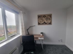 an office with a desk and a chair and a window at Cheerful two bedroom home in Dunfermline in Dunfermline +1 photo