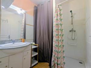 a bathroom with a sink and a shower at Charmant studio rénové hyper centre in Périgueux