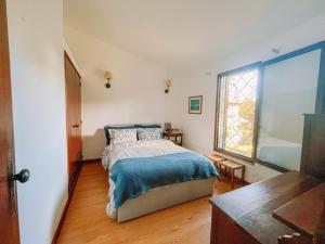 a bedroom with a bed and a window at Camarinhas House in Moledo