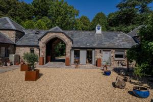 En have udenfor Goytre Hall Self Catering Guest Accommodation