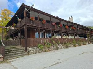 Un edificio con flores en el costado. en Къща за гости У Нико, en Orehovo