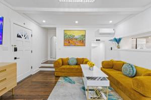 ナパにあるBeautiful renovated house in Downtown Napa 4BD 2BAの黄色いソファとテーブルのあるリビングルーム