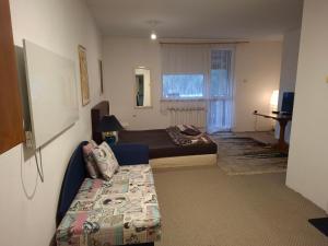 1 dormitorio con sofá y 1 cama en una habitación en Къща за гости У Нико, en Orehovo