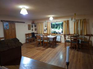 Una sala de estar con mesa de comedor y sillas. en Къща за гости У Нико, en Orehovo 21 fotos más