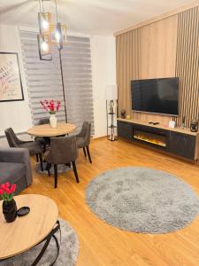 TV a/nebo společenská místnost v ubytování Prestige Forest Resort Zlatibor Wellness & Spa