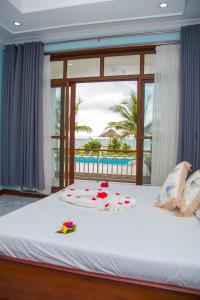 1 dormitorio con 1 cama y vistas a la piscina en Zamu Beach Villa, en Pwani Mchangani