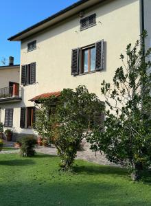 a house with a tree in front of it at Villa Iliana in Lucca