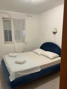 een bed met twee handdoeken in een slaapkamer bij Apartman CASA MIA in Trebinje