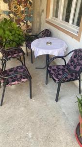 een tafel met vier stoelen en een tafel met een witte tafel en stoelen bij Apartman CASA MIA in Trebinje