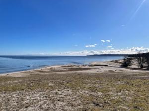 ブラーサルプにある2 person holiday home in Brösarpの山を背景にした大きな水域 +32枚の写真