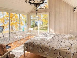 En eller flere senge i et værelse på 2 person holiday home in Bellö-By Traum