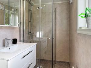 Hornにある5 person holiday home in HORN-By Traumの洗面台とガラスのシャワーを備えたバスルーム +25枚の写真