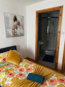 Postel nebo postele na pokoji v ubytování Georges 1Faraline court Apartment + 4 fotografie